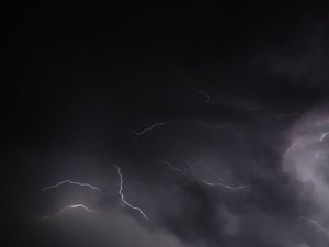 Tornade dans l'Aude : une femme enceinte protégée par son canapé dans l'effondrement de sa maison, 41 blessées, 15 hospitalisations, 300 habitations endommagées, le point ce mardi sur le village de Pomas dévasté