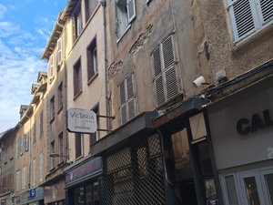 La façade d'un immeuble de la rue Neuve à Rodez se désagrège et tombe au sol en partie