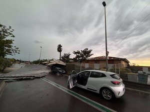 "On n'a plus d'école, plus de mairie" : 300 maisons sur 476 ont été endommagées par la tornade à Pomas, le choc dans le village de l'Aude "bombardé par la nature"