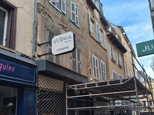 Pour remédier à de possibles chutes de pierres, la rue Neuve à Rodez sécurisée devant le numéro 27