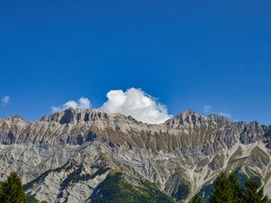 Il était parti avec son chien en montagne, l'animal aperçu seul permet de déclencher les secours, son maître, victime d'une chute de 200 m, est retrouvé inconscient des heures plus tard
