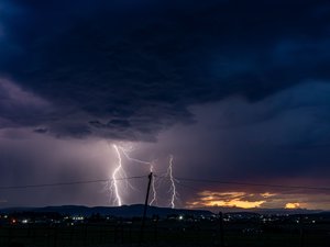 Vigilance orange en Aveyron : chutes de grêle "de grosse taille", vent jusqu'à 100 km/h et fortes pluies, de nouveaux orages violents dans le département dès 18 heures