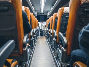 "J'ai dû attendre sous 42 °C" : une passagère à mobilité réduite oubliée sur une aire d'autoroute par le bus BlaBlacar, la fin des vacances se transforme en calvaire