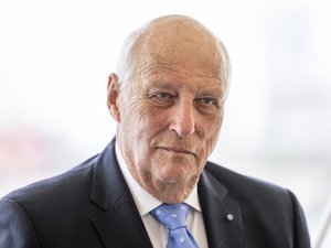 Après trente-cinq ans de règne, le doyen des souverains européens, le roi Harald V de Norvège, décède à l'âge de 89 ans