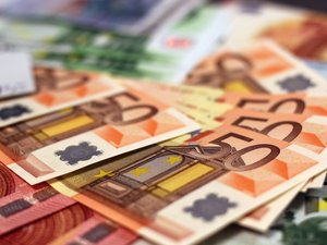 Avec son nouveau copain, la mère de 5 enfants va voler 10 000 ¬ à son ex-petit ami pour quelques jours de fête entre hôtel de luxe et cocaïne