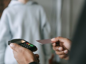 Il vole par effraction une carte bleue dans une voiture de cette ville de l'Aveyron, puis fait des achats avec cette même carte dans cette même ville