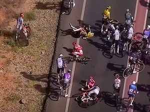 VIDÉOS. Tour d'Espagne : vaincu par un simple caillou, Pogacar chute et grimpe dans l'ambulance pour la première fois dans une course à étapes