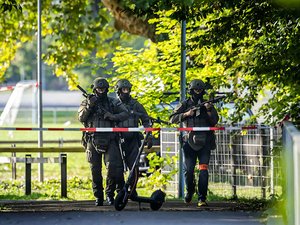 Un mort, cinq blessés, suspects en fuite... Ce que l'on sait des coups de feu tirés lors d'une rave party en Suisse