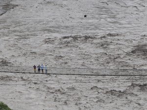 VIDÉO. Crue géante dans l'Himalaya : près de 800 morts et 3 000 disparus dont 85 Américains, la crainte de nouvelles crues