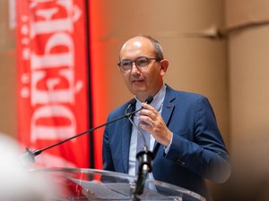 Interdiction du téléphone portable dans les lycées : "Il faudra des dérogations, chaque établissement a ses particularités"