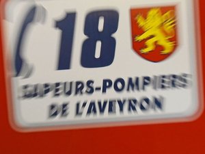 La voiture se retrouve sur le flanc et coince son conducteur à l'intérieur