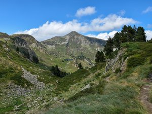 Il heurte plusieurs rochers dans sa chute d'une vingtaine de mètres : un randonneur de 75 ans décède dans le massif des Pyrénées