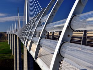 Un jeune homme de 23 ans retrouvé mort par les secours, il aurait sauté du viaduc de Millau