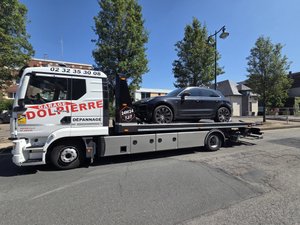 Après une course-poursuite avec les gendarmes, il tente de revendre sa Porsche le lendemain mais l'enquête est allée plus vite que lui