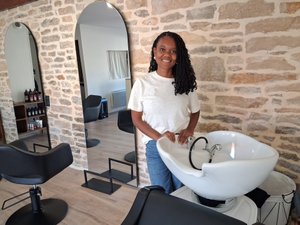 "J'aimerais apporter ma touche personnelle à Villeneuve" : elle ouvre son salon de coiffure dans l'un des Plus Beaux Villages de France en Aveyron