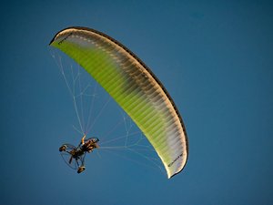 Son ULM se crashe après le décollage : un pilote fait une chute mortelle dans le Cantal