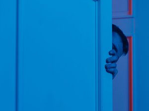 Condamné 16 fois, sans permis, il prend un rond-point à contresens devant la police, prend la fuite et traumatise une femme dans son appartement