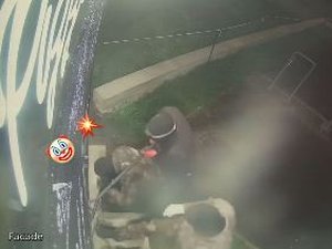 VIDÉO. Les champions du jour : la tentative de braquage d'un distributeur de pizzas devient une succession de gags, le gérant publie la vidéo qui devient virale
