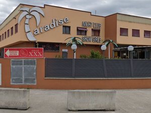Il abandonne son enfant de 10 ans pendant des heures sur le parking de la maison close en pleine nuit : prison avec sursis pour le père