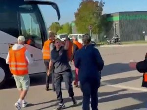 "Le prochain, avant de bloquer mon entreprise, y réfléchira à deux fois" : un patron fonce sur ses employés en grève avec un bus et sort une phrase lunaire à côté d'une blessée