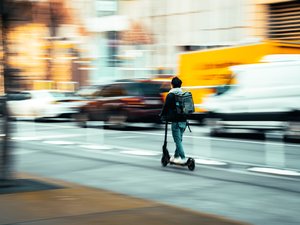 À contresens à trottinette, il percute une voiture, abandonne son passager de 12 ans sur place et prend la fuite