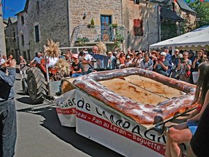 L'image du jour : une fouace de 122 kg pour sublimer la fête de ce village de l'Aveyron
