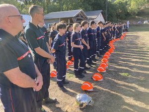 "Il faut acquérir les bons réflexes, être à l'écoute et développer rapidement les notions qui peuvent sauver des vies" : en Aveyron, l'engagement des Jeunes sapeurs-pompiers mis à l'honneur