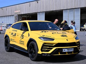 Le défi à pleine vitesse pour donner de l'élan à tous face au handicap de Christopher Maublant, pilote malvoyant, qui a poussé une Lamborghini à 257 km/h sur le tarmac de l'aéroport de Rodez