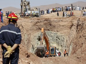 VIDÉO. Algérie : toute une nation en émoi retient son souffle pour Ayoub, 10 ans, piégé sous terre depuis quatre jours après avoir chuté de 80 mètres dans un puits