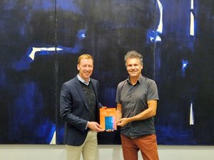 "Soulages, le pas de côté" : Jean-Yves Tayac et Christophe Hazemann, deux regards posés sur le maître de l'Outrenoir, dans un livre