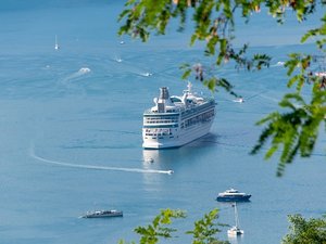 L'équipage refuse de leur servir de l'alcool, deux frères sautent du ferry pour rejoindre le bar de plage à la nage : l'un d'eux meurt noyé