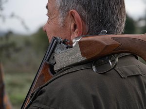 Charnier d'espèces protégées, chats morts, armes et pièges interdits, listes d'animaux à éliminer... Le milliardaire Olivier Bouygues devant la justice pour chasse illégale
