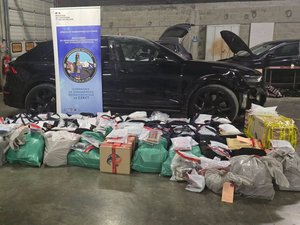 Avec 930 kg de cocaïne dans les coffres, trois voitures tentent d'échapper au contrôle en fonçant sur les gendarmes