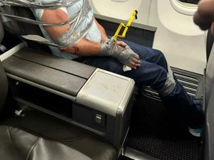L'image improbable du jour : il finit scotché à son siège avec du ruban adhésif après avoir agressé les passagers de l'avion et avoir proféré des injures racistes