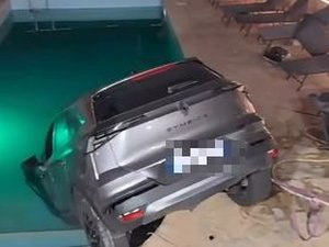 VIDÉO. Insolite : un restaurant découvre qu'une voiture a terminé sa course dans la piscine de son bar-terrasse