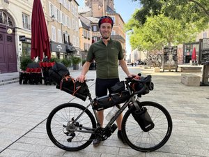 VIDÉO. "Je veux revoir les paysages que j'ai connus petit" : à vélo sur les traces de son enfance, Gaëtan Couffignal s'élance sur un grand tour de l'Aveyron de 900 kilomètres