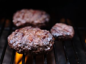 Contaminés par la bactérie E. coli : Leclerc retire de ses rayons des steaks hachés, attention, ne les consommez pas