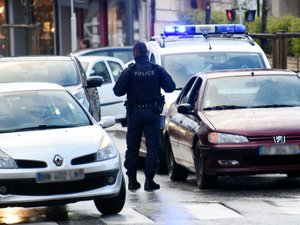 Ivre, il escalade les balcons d'un immeuble et se jette dans le vide à l'arrivée de la police : il s'en sort par miracle après un saut de six mètres