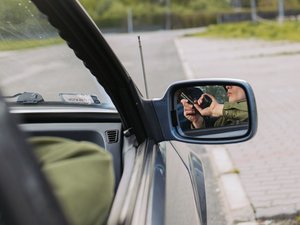 Une plainte a été déposée contre lui : ce maire d'Occitanie a-t-il foncé en voiture sur l'homme venu cambrioler sa maison ?