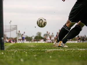 Le gardien de but fait un malaise cardiaque et s'écroule sur la pelouse, tous deux sapeurs-pompiers, l'arbitre et le capitaine adverse lui portent secours