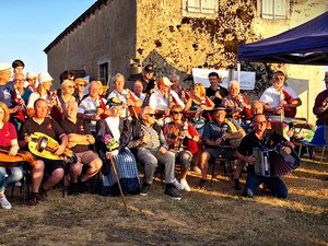 Grâce à la Ligue auvergnate et du Massif Central, les traditions de l'Aubrac ont vibré au buron des Boules
