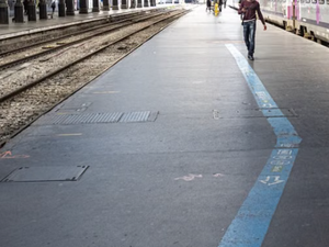 Ils voulaient "acheter de nouvelles chaussures" : une soeur et son frère, âgés de 2 et 3 ans découverts seuls en couche-culotte sur le quai de la gare