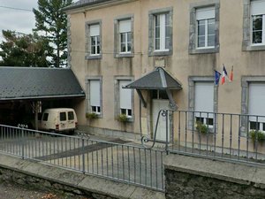 Un homme laissé pour mort devant la mairie d'un petit village : il aurait sauté de la voiture en marche de ses ravisseurs