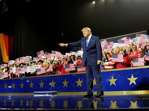 Une somme de 5 000 $ versée à chaque Américain : c'est la proposition de Donald Trump si les républicains conservent le contrôle du Congrès