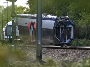 Déraillement d'un train en Normandie : "un morceau de rail" découvert sur les voies, une victime de 18 ans gravement blessée désormais hors de danger, le point au lendemain du grave accident