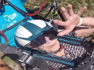VIDÉO. "Je vais raconter ça à ma maman, elle ne va pas y croire" : quand les résidents d'un Ehpad de l'Aveyron prennent leur envol en parapente
