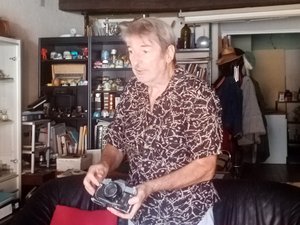 Il "vit avec les cartes postales" ou "court après les dolmens : Guy Mazars, collectionneur de la mémoire de son village en Aveyron