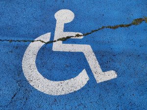 Deux femmes valides se garent sur une place pour handicapés : un automobiliste souhaite la prendre, il récolte insultes, crachats et lacrymogène