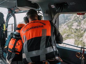 Disparition d'un randonneur de 80 ans : l'hélicoptère des gendarmes lui sauve la vie à 2 400 mètres d'altitude dans les Alpes après avoir localisé son téléphone