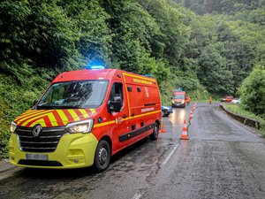 Un automobiliste fait une sortie de route et se retrouve grièvement blessé, sa voiture appelle les secours